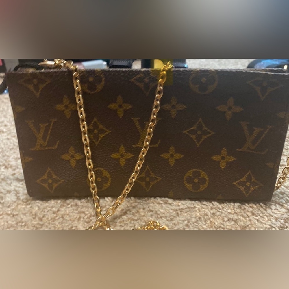 👜Auth Louis Vuitton Monogram Pochette/Crossbody Bag! One of the most popular👜 - Picture 4 of 11